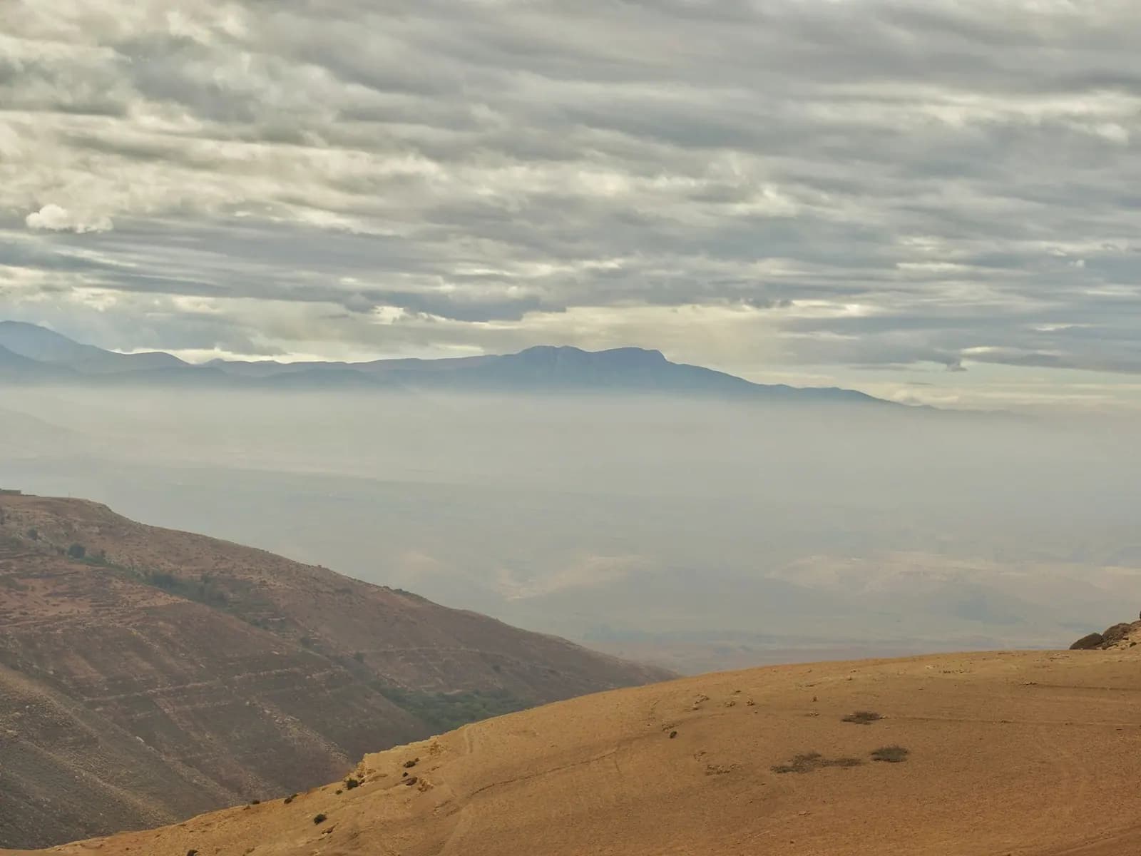 Paysage réel du désert d’Agafay face aux montagnes de l’Atlas