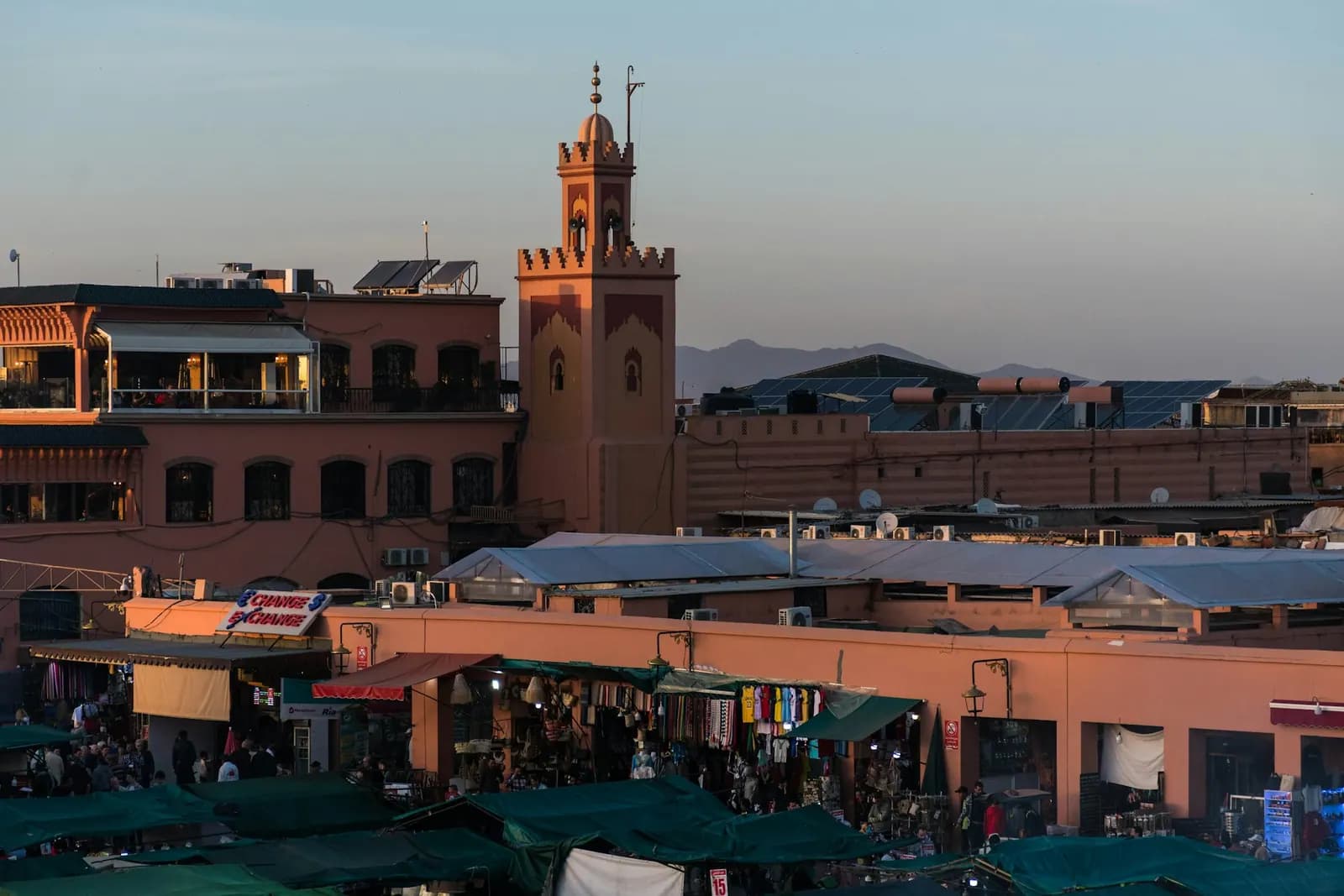 Vue réelle de la médina et des toits de Marrakech au coucher du soleil