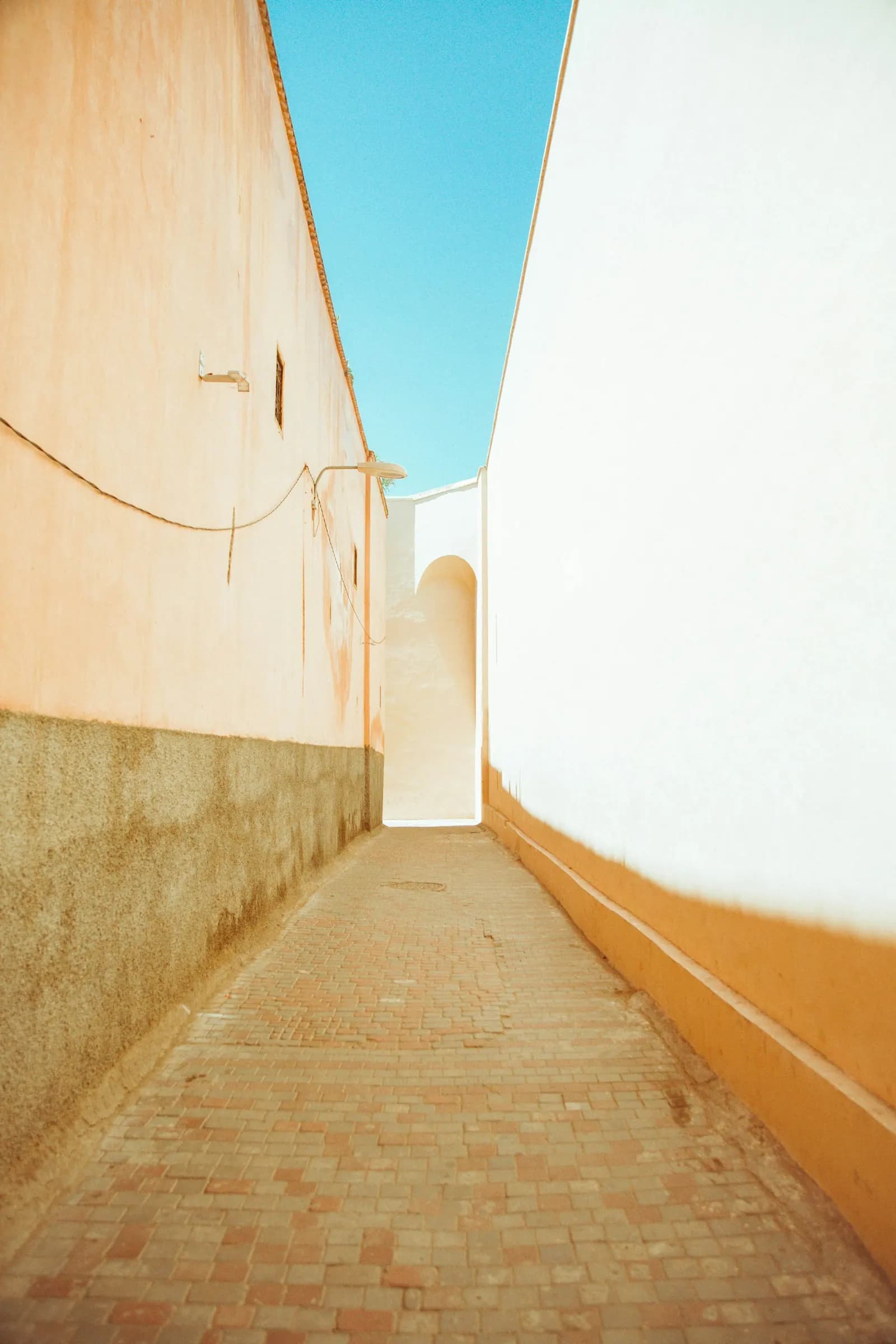 Ruelle lumineuse de la médina de Marrakech